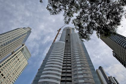 El Alvear Tower tiene 56 pisos, 11 ascensores de última generación y varios servicios de categoría