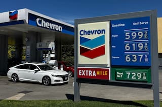 El alza de la gasolina golpea doble a quienes usan su auto para trabajar