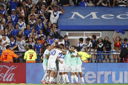 El Amalfitani festeja; Vélez le ganó a Boca ante su gente