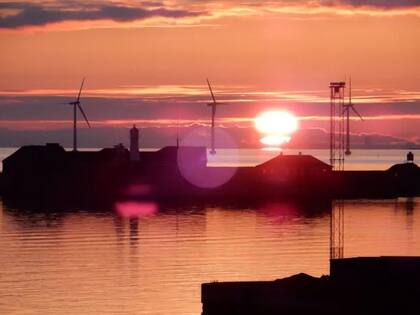 El amanecer en Nordhavn muestra el contraste entre un distrito residencial nuevo y el antiguo puerto