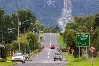 El Amarillo parece salido de un cuento: sobre la ruta, todas las casas y comercios muestran la misma arquitectura (elegida por el fallecido magnate), como parte de un plan de “hermoseamiento”.