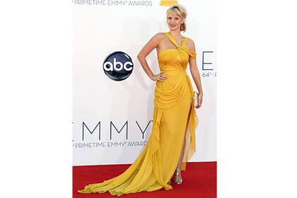 El amarillo predominó en los Emmy Awards 2012 y la actríz Kelli Garner se sumó a la tendencia