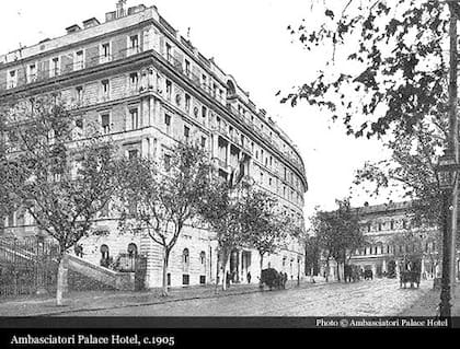 El Ambasciatori fue construido hacia 1903 por el arquitecto Carlo Busiri Vici