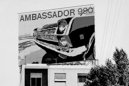 El Ambassador. El primer gran cartel de Fototrama para el lanzamiento de un auto observaba el tránsito desde las alturas de Libertador y General Paz