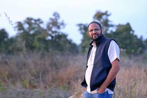 El ambientalista Alok Shukla ha dedicado más de una década a salvar árboles en el centro de India