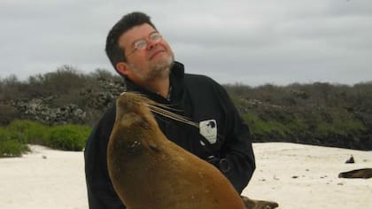 El ambientalista Claudio Bertonatti durante un viaje a Galápagos