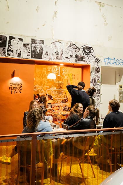 El ambiente animado a la noche, con mesas en la calle