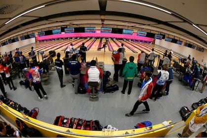 El ambiente del Bowling Center, con un mosaico de naciones en Lima