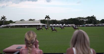 El ambiente del polo, con sus eventos llenos de glamour. “Claro que el polo es glamoroso. Se ponen sus mejores sombreros, y atuendos bonitos, también es un deporte sensual, chicos sucios, sudados a caballo”, destacan