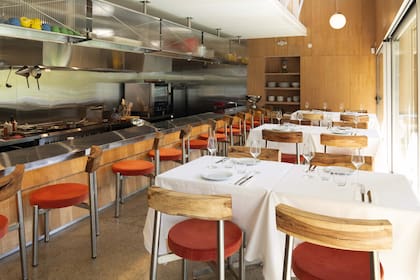 El ambiente es vidriado y luminoso, con vista a la Península San Pedro