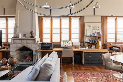 El ambiente está impregnado de un suave aroma ahumado, se lo da el hogar a leña que Mónica conserva siempre encendido durante el invierno