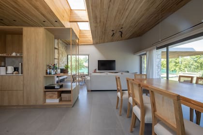 El ambiente intedrado con un mueble central que ofrece distintas funciones según le dé la cara al living, el comedor o la cocina.
