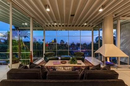 El ambiente principal se destaca por su chimenea acogedora y una terraza con vistas a la ciudad