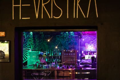 El ambiente y los tragos en Hevristika, un imperdible de Posadas.