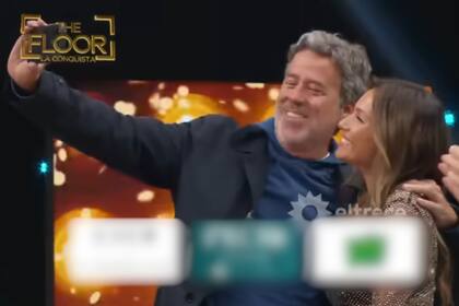 El amigo de un participante se sacó una foto con Pampita en Los 8 escalones (Foto: Captura de TV / eltrece)