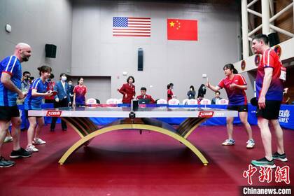 El amistoso intercambio entre chinos y norteamericanos, en el acto homenaje en Shanghai