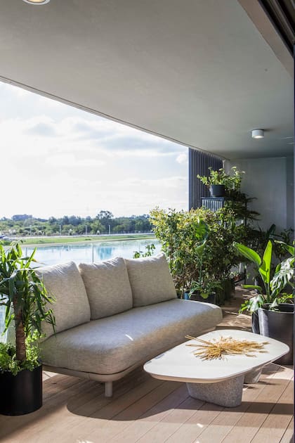 El amoblamiento del balcón es de Desde Asia.