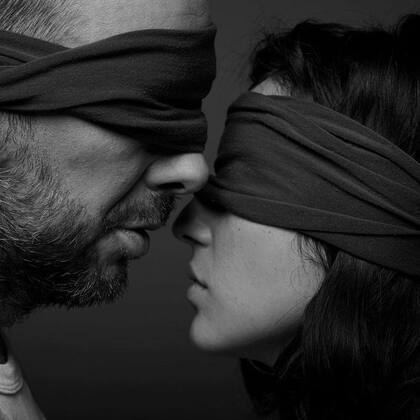 El amor ciego, precioso y en silencio que presenta la obra El secreto libre