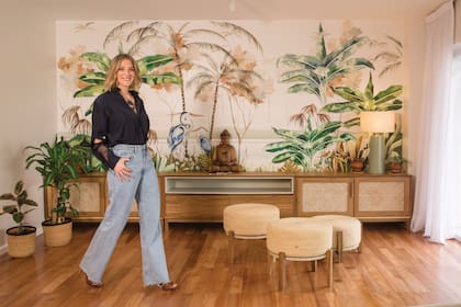 El amor de Melania por el yoga (practica y es instructora) se ve reflejado en el buda que domina el mueble bajo que hay en el living de su amplio departamento de Recoleta, donde recibió a ¡HOLA! Argentina.