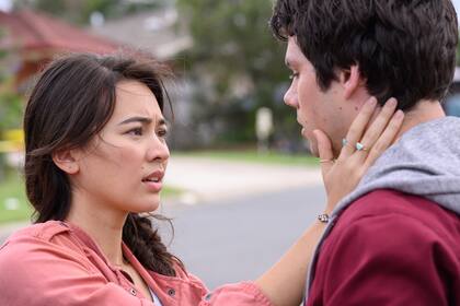 El amor entre Aimee (Jessica Henwick) y Joel (Dylan O'Brien) queda suspendido por el comienzo de la crisis.