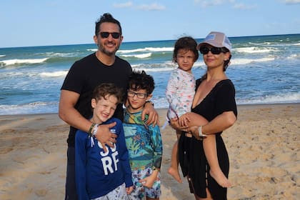 El amor se multiplicó con la llegada de sus tres hijos y formaron una sólida familia de cinco