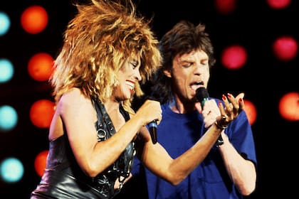 El amor secreto de Tina Turner: Mick Jagger. En la foto se los ve cantando juntos en 1985, en Filadelfia