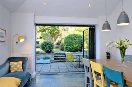 El amplio comedor se abre hacia el jardín