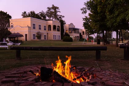 El amplio jardín del Wyndham Luján