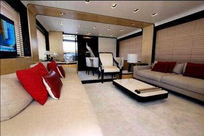 El amplio living del yate