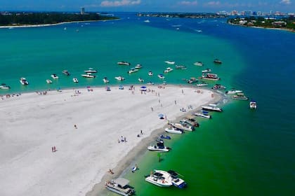 El amplio pabellón de arena blanca Siesta Beach se puede tener diversión al aire libre