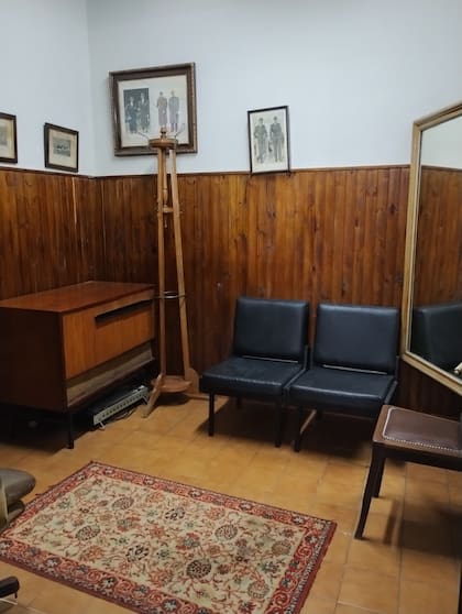 El amplio probador de la tienda se mantiene intacto desde 1910.