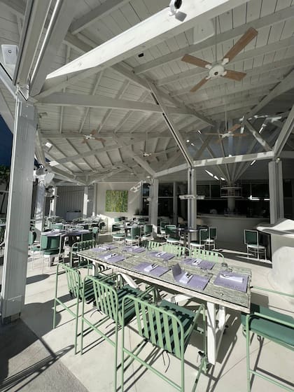 El amplio restaurante se llama Arriba y tiene una extensa propuesta gastronómica