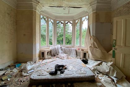 El amplio ventanal, el gran atractivo de una de las habitaciones de la planta superior