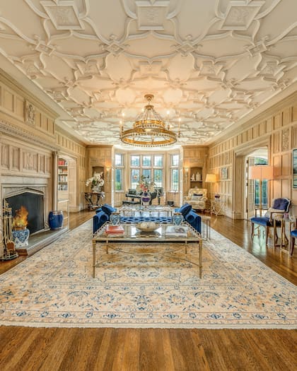 El amplio y elegante interior de la mansión, que incluye 12 dormitorios, 12 baños completos y espacios como la sala de estar y comedor