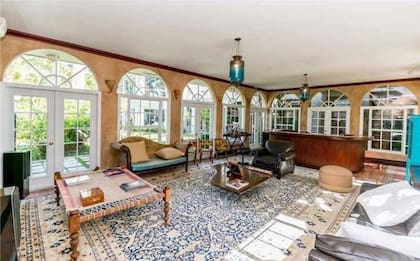 El amplísimo living de la casa de la familia Montaner en Miami, con enormes ventanales que le dan luminosidad