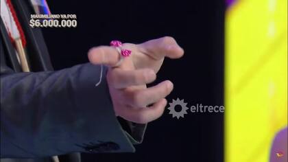 El amuleto que le generó curiosidad al conductor