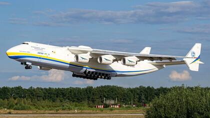 El An-225 era el avin ms grande del mundo antes de ser destruido en las primeras etapas de la invasin de Rusia a Ucrania.