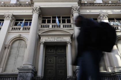 El análisis de The Wall Street Journal sobre el “problema” que tiene Milei y el “rescate” de EE.UU. - Image 2