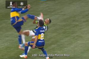 El diálogo entre el árbitro y el VAR sobre la patada del capitán de Boca que enloqueció a los jugadores de Palmeiras