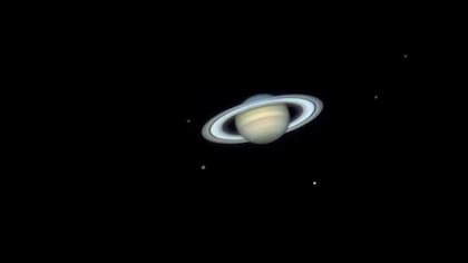 El análisis químico de la atmósfera de Titán, la luna más grande de Saturno, sugiere que huele a almendras dulces, gasolina y pescado podrido