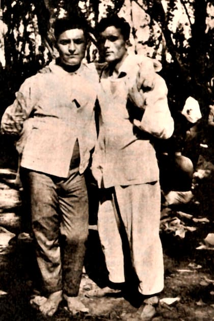 El anarquista Severino Di Giovanni, a la izquierda