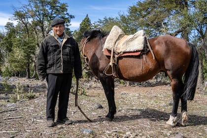 El anciano cabalga de manera frecuente por los campos de el Paraje El contra, en el margen sur del lago. No tiene auto ni teléfono.