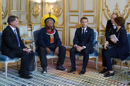 El anciano jefe de Kayapo, reconocido internacionalmente a través de su tradicional placa de labios y tocado de plumas en el Palacio del Eliseo.