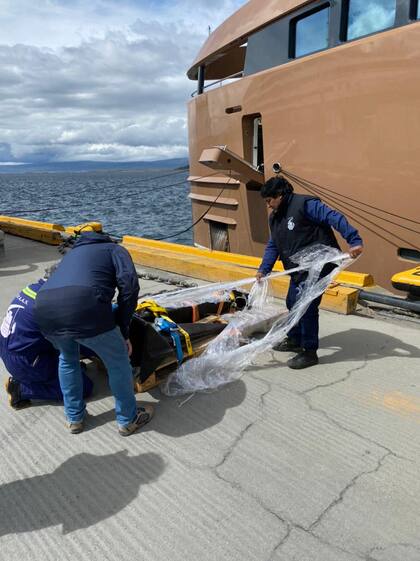 El ancla , de alto poder de agarre especial para yates tipo AC-14, a punto de ser ingresada en La Datcha.
