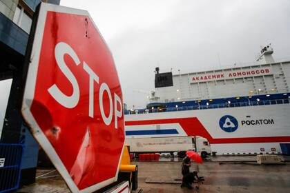 Las autoridades rechazan cualquier comparación con el caso de Chernóbil, la central soviética que sufrió en 1986 el peor accidente nuclear de la historia, y esgrimen la diferente potencia de los reactores nucleares: dos, de 35 MW cada uno, capaces de suministrar energía a una ciudad de unos 100.000