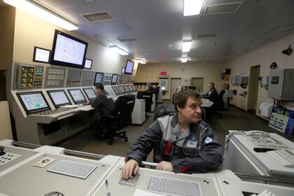 Es la primera central nuclear flotante de Rusia, que tiene previsto zarpar este viernes del puerto de Múrmansk, en el noroeste del país, hacia la península de Chukotka, donde comenzará a operar en diciembre. En la imagen, un empleado trabaja en los preparativos del navío antes de que zarpe al mar de