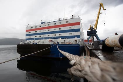 El "Académico Lomonósov" zarpó este viernes del puerto de Múrmansk, en el noroeste del país. Greenpeace lo llama el "Chernobyl flotante"