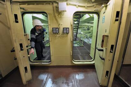 El Académico Lomonósov, argumentan las autoridades, contribuirá precisamente a reducir las emisiones contaminantes -al frenar la quema de carbón- y a cerrar la obsoleta planta nuclear