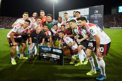 El "cheque" por 1.970.000 obtenido por alcanzar la semifinal, en manos del plantel millonario.