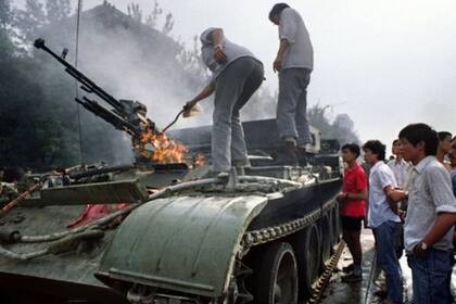 Algunos manifestantes trataron de atacar a los tanques que irrumpieron en la plaza Tiananmen